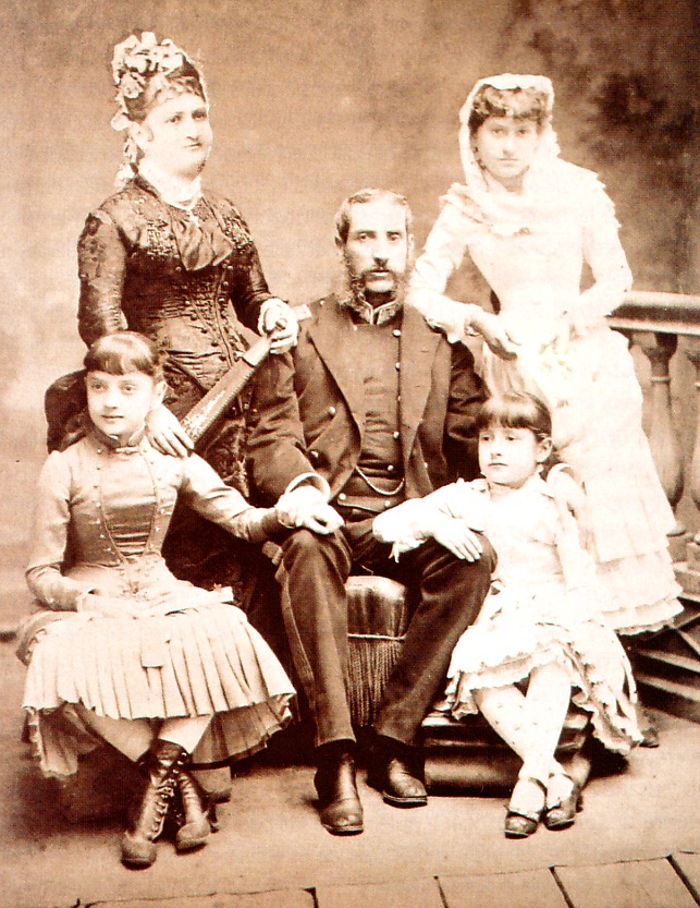 Retrato familiar del general Andrés Avelino Cáceres con su esposa Antonia Moreno y sus hijos