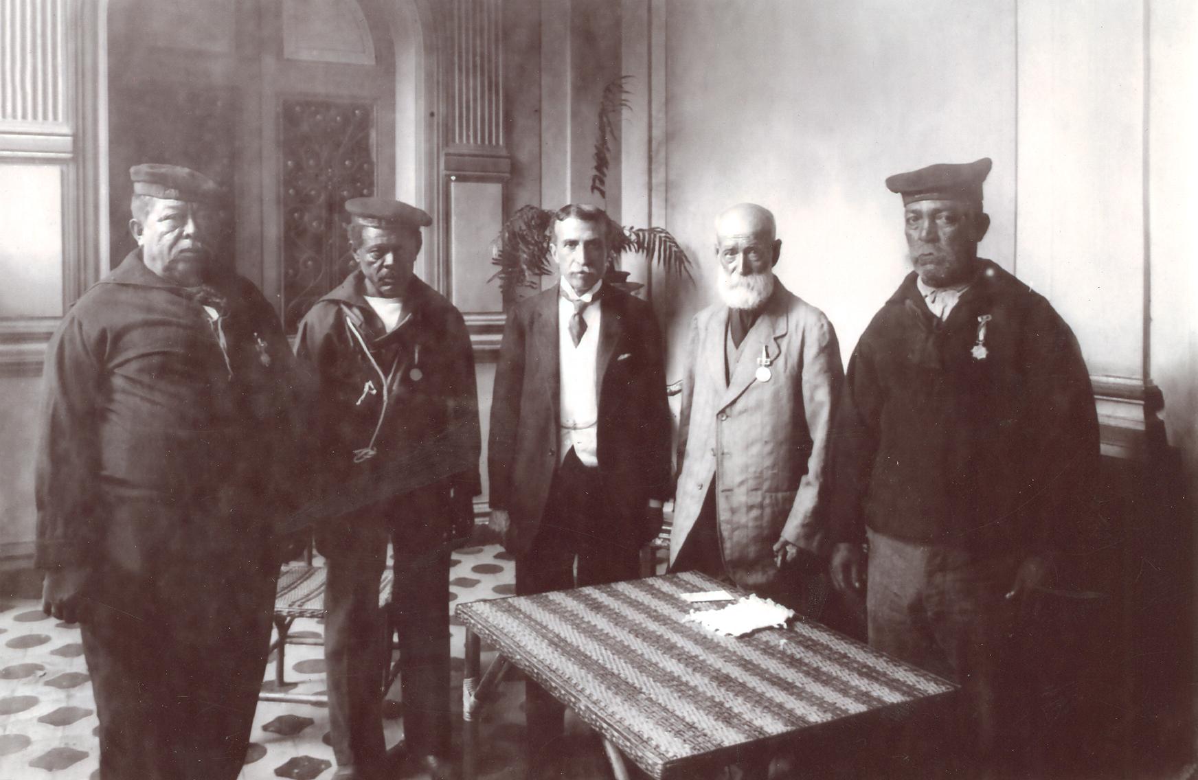 Sobrevivientes del Huáscar con el presidente Leguía