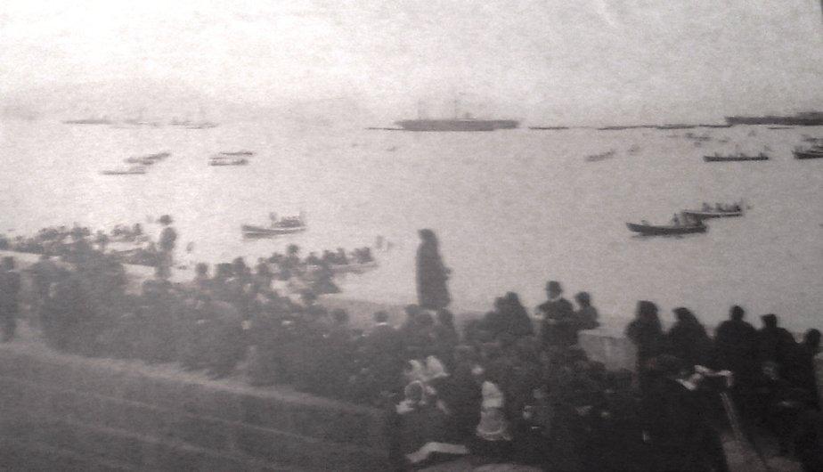 Llegada de los restos de Miguel Grau en el crucero Lima al Muelle de Guerra