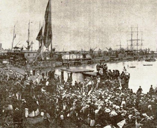 Ceremonia de recibimiento de los restos de Miguel Grau en el puerto