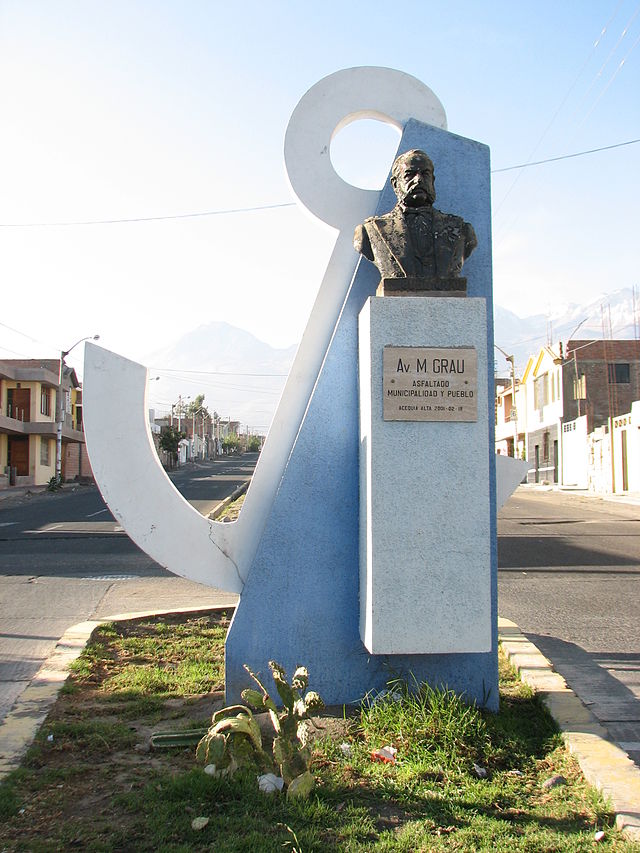Estatua de Miguel Grau en Avenida Grau