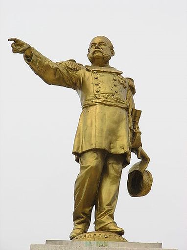 Estatua de Miguel Grau en Pucallpa - Plazuela Grau