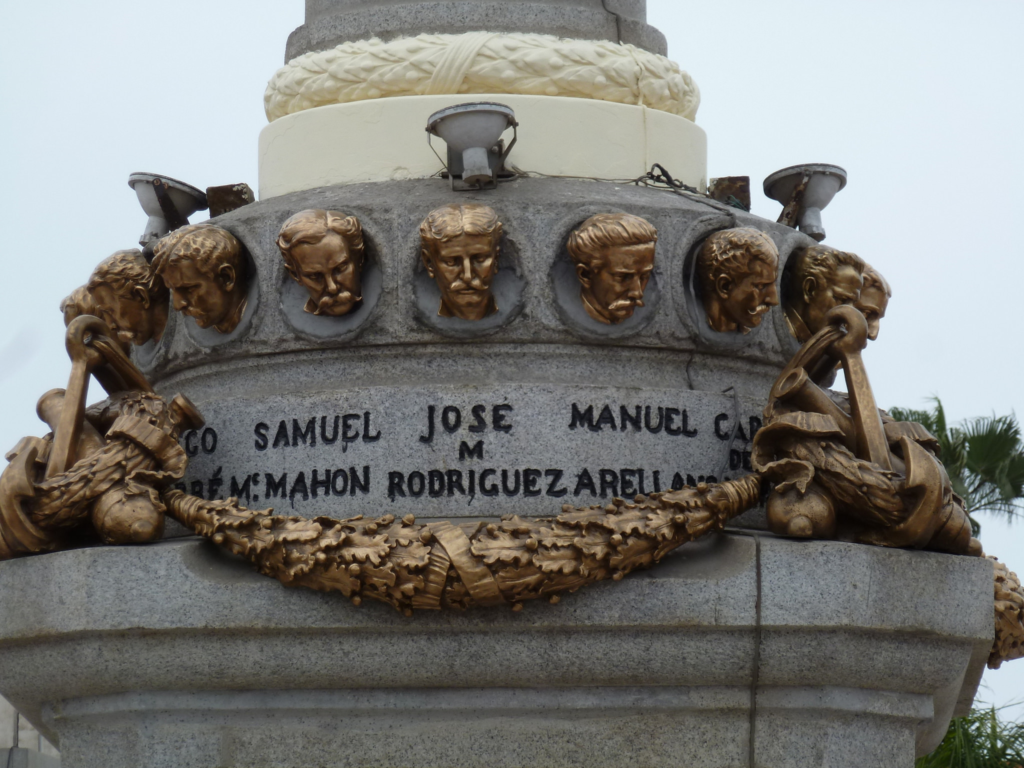 Monumento a Miguel Grau - Vista nocturna