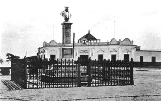Busto de Grau y frente de estación F.C. a Paita