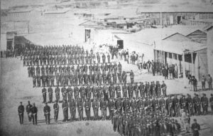 Ejército chileno desfilando por la calle principal de Antofagasta en 1879