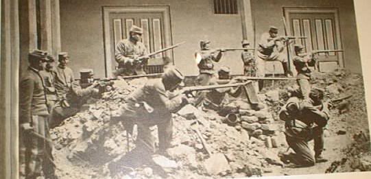 Ilustración histórica del saqueo y asalto de las tropas chilenas a las casas de Lima durante la ocupación de 1881, mostrando la violencia contra la población civil