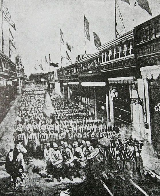 Ilustración histórica de la entrada del ejército chileno a Lima en 1881, mostrando las tropas invasoras marchando por las calles de la capital peruana durante la Guerra del Pacífico